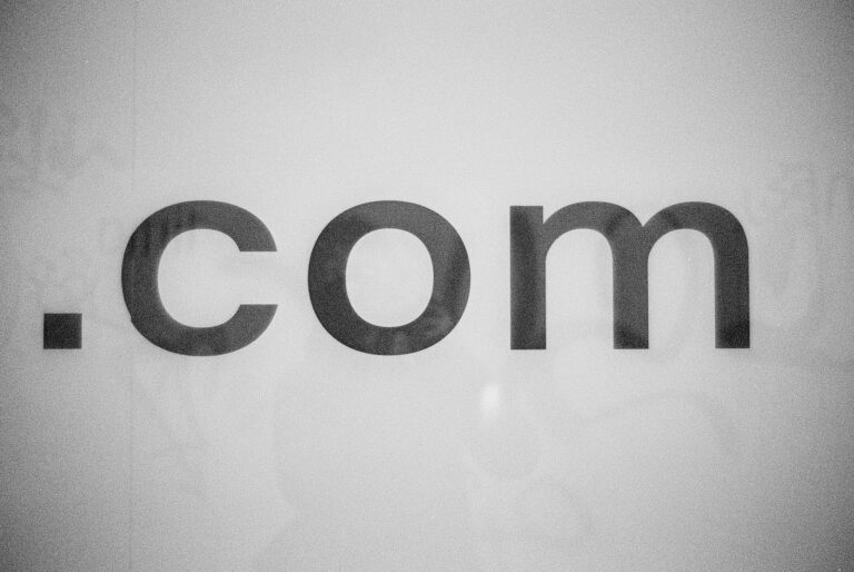 Wie wählen Startups den perfekten Domainnamen? a black and white photo of the word comm